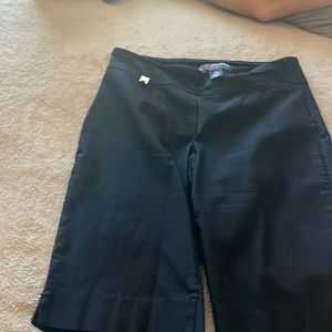 Peck & Peck Size 10 Black Stretchy Capri Pants.